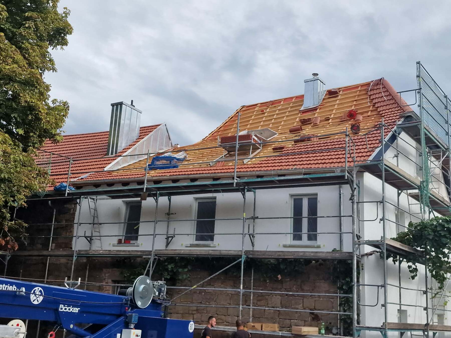 Mehrfamilienhaus mit laufender Dachsanierung und Gerüst