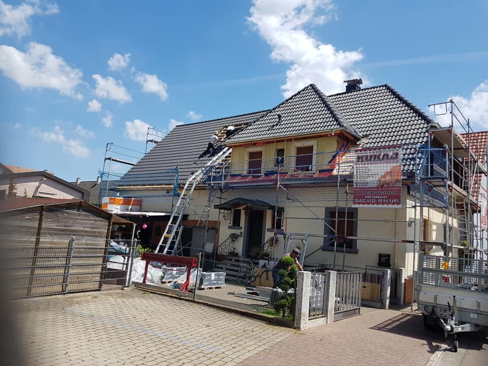 Gebäudeansicht an einer Straße mit heller Fassade und Dach