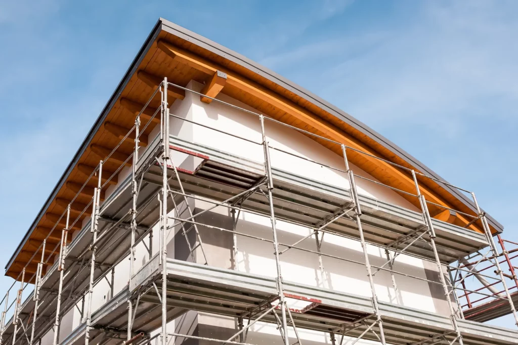 Gebäude mit Baugerüst während Renovierungsarbeiten