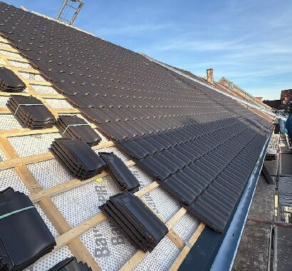 Solarmodule auf einem Hausdach in Nahaufnahme