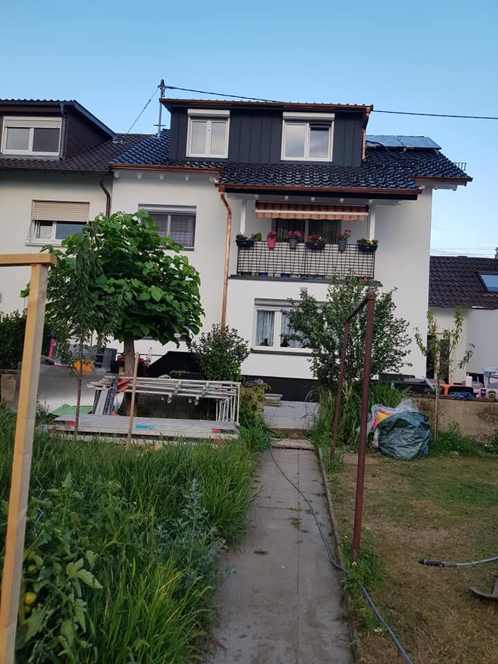 Wohnhaus mit Vorgarten und Eingangsweg