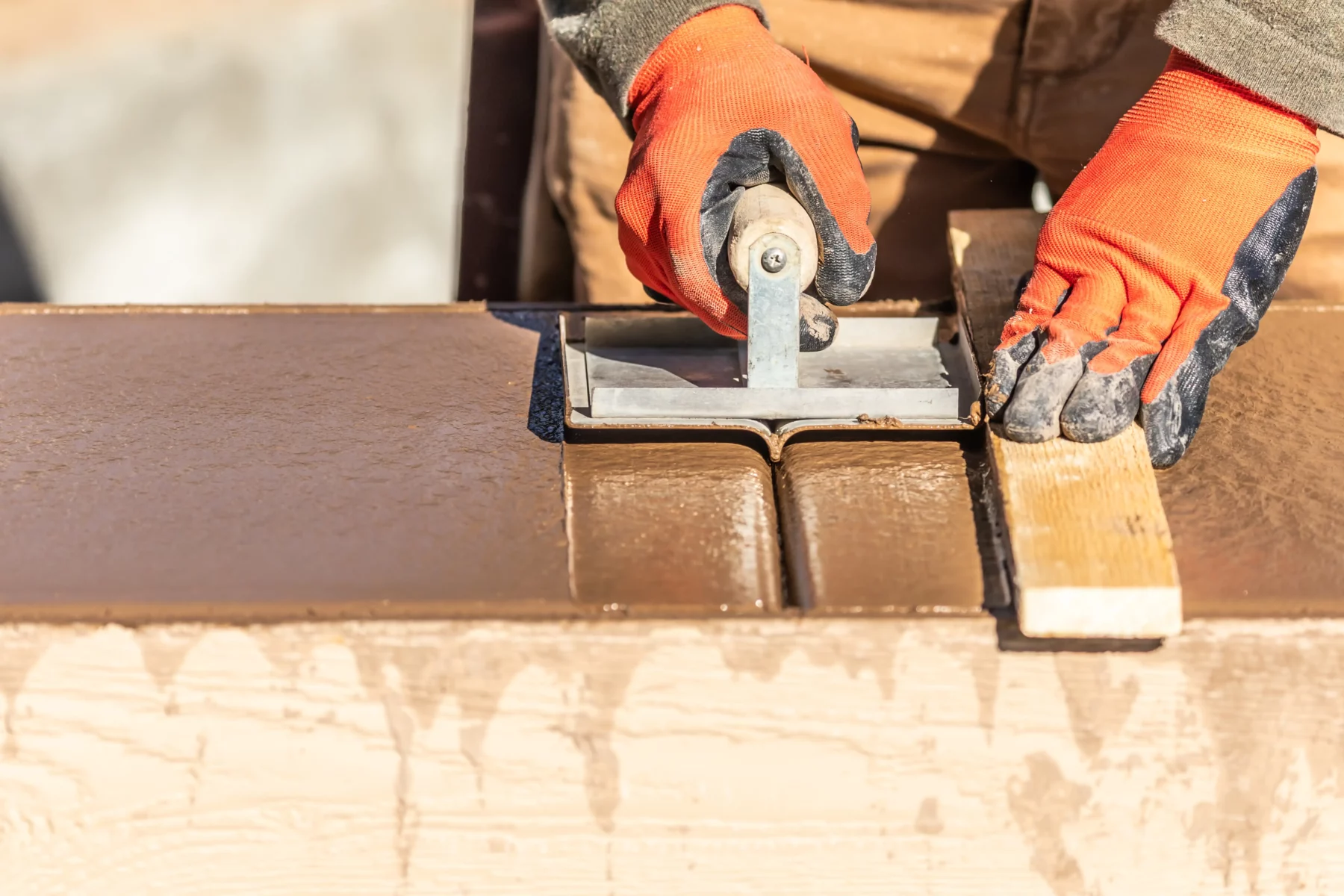 Handwerker bei Bauarbeiten mit Mörtel und Kelle