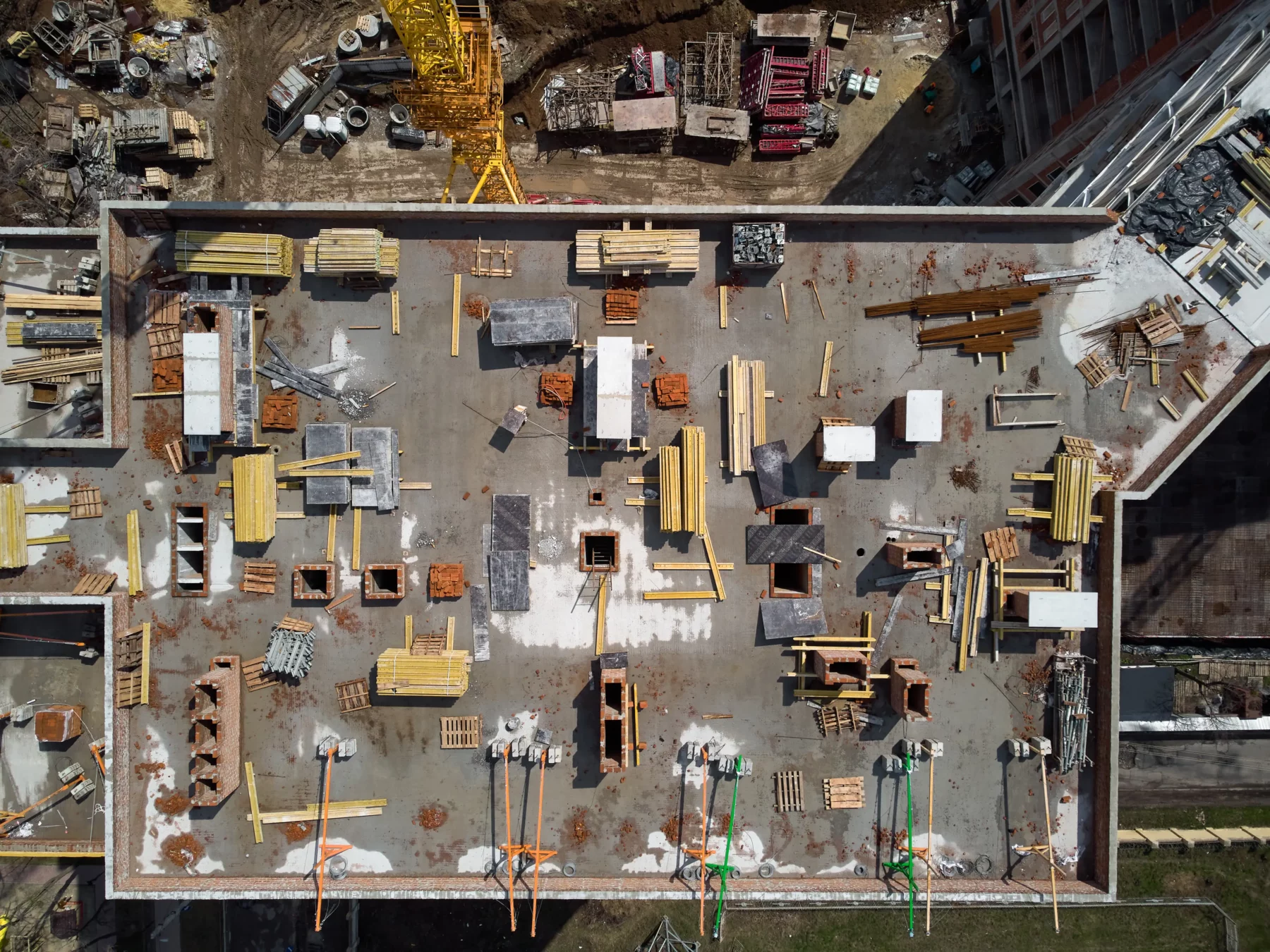 Baustelle mit Baumaterialien und Geräten aus der Vogelperspektive