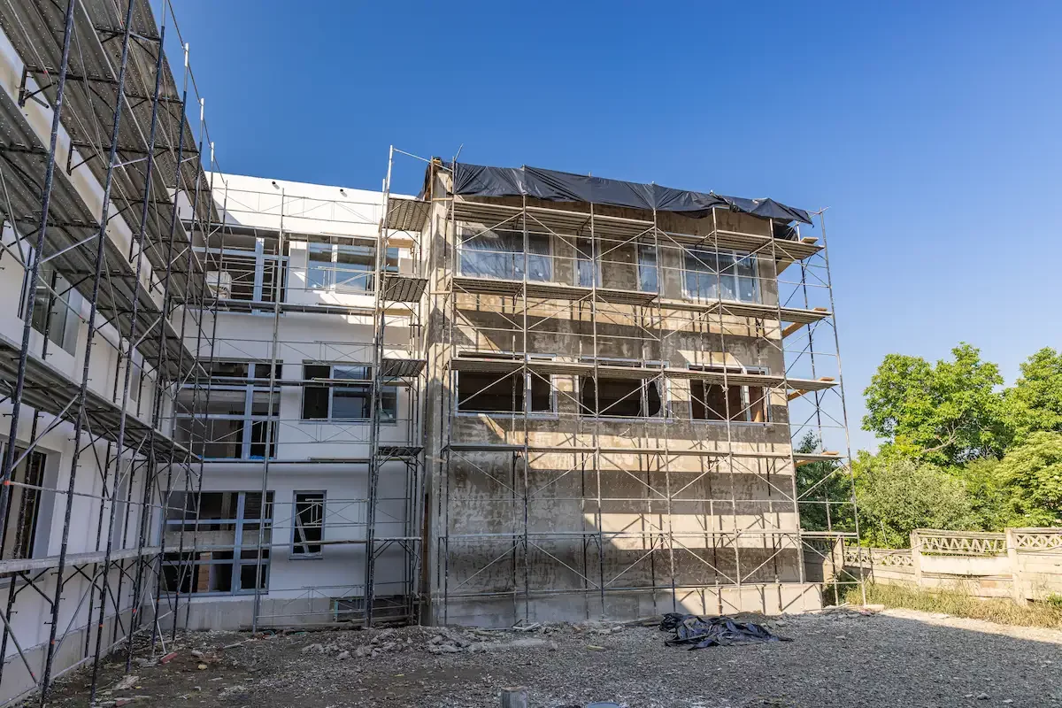 Mehrstöckiges Gebäude auf einer Baustelle mit Gerüst