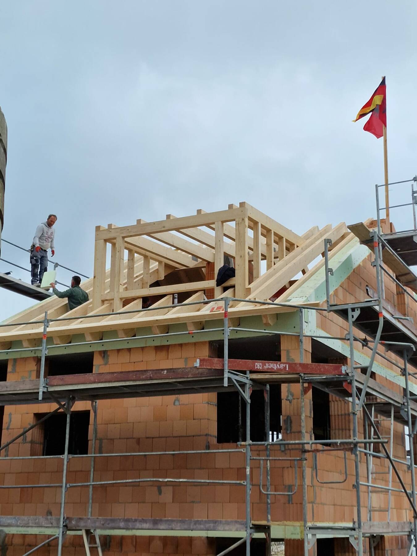 Neubau mit Holzrahmenkonstruktion und Dachstuhl