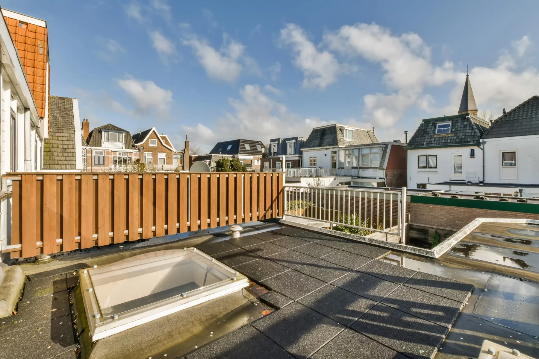 Moderne Dachterrasse mit Blick über die Stadt