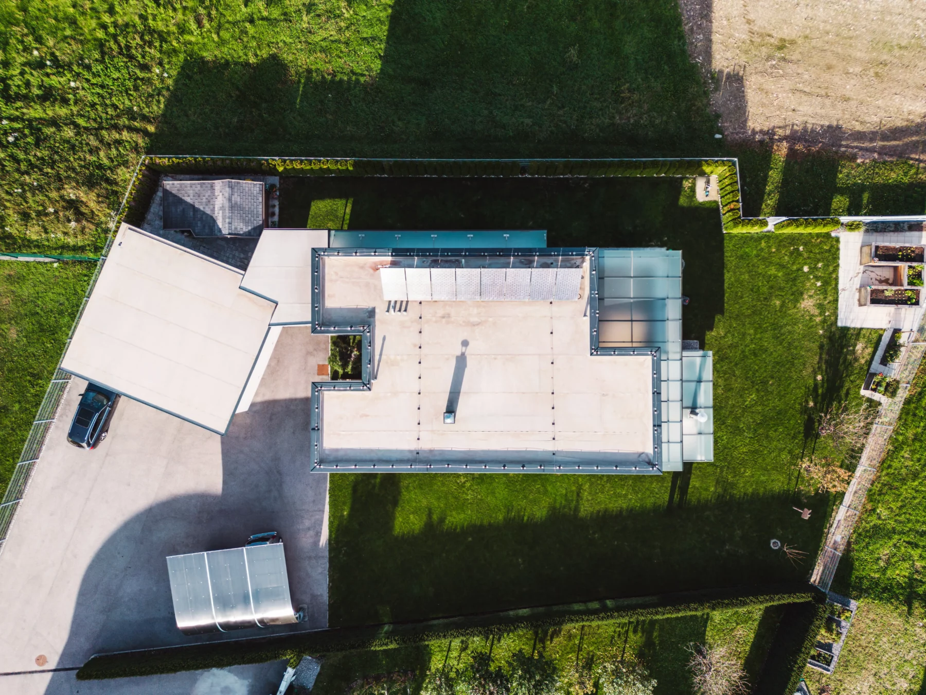 Luftaufnahme eines modernen Einfamilienhauses mit Flachdach