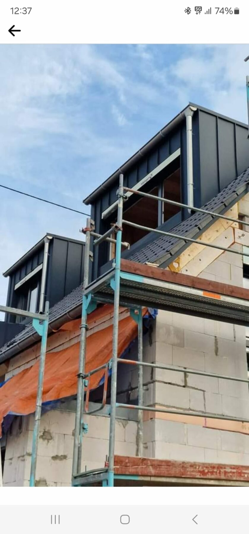 Hausfassade mit Baugerüst während der Renovierung