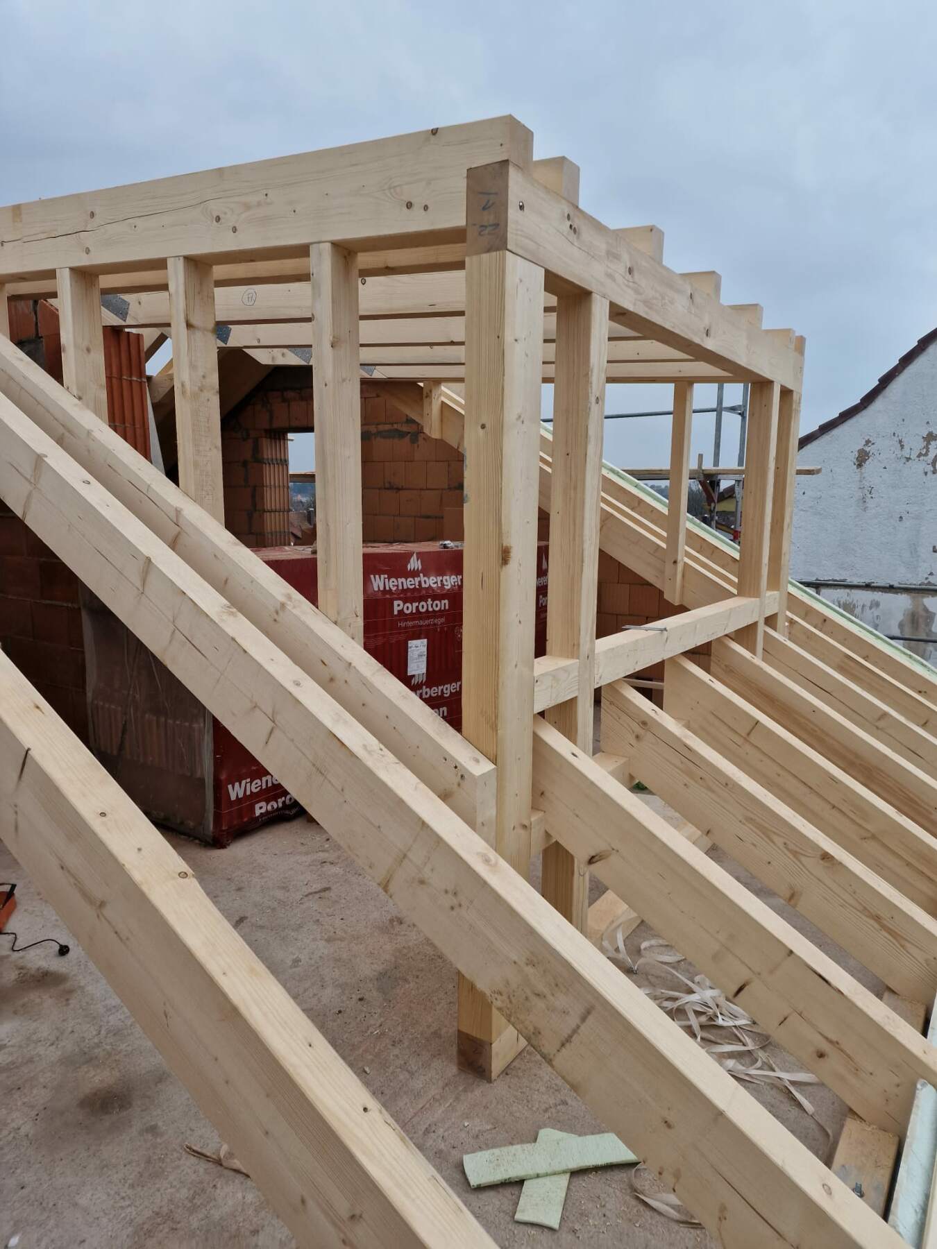Holzkonstruktion eines Dachstuhls im Rohbau