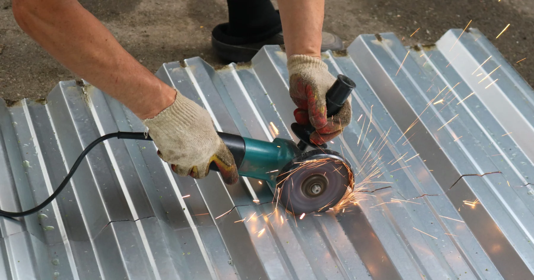 Handwerker beim Schneiden von Metall mit einem Trennschleifer