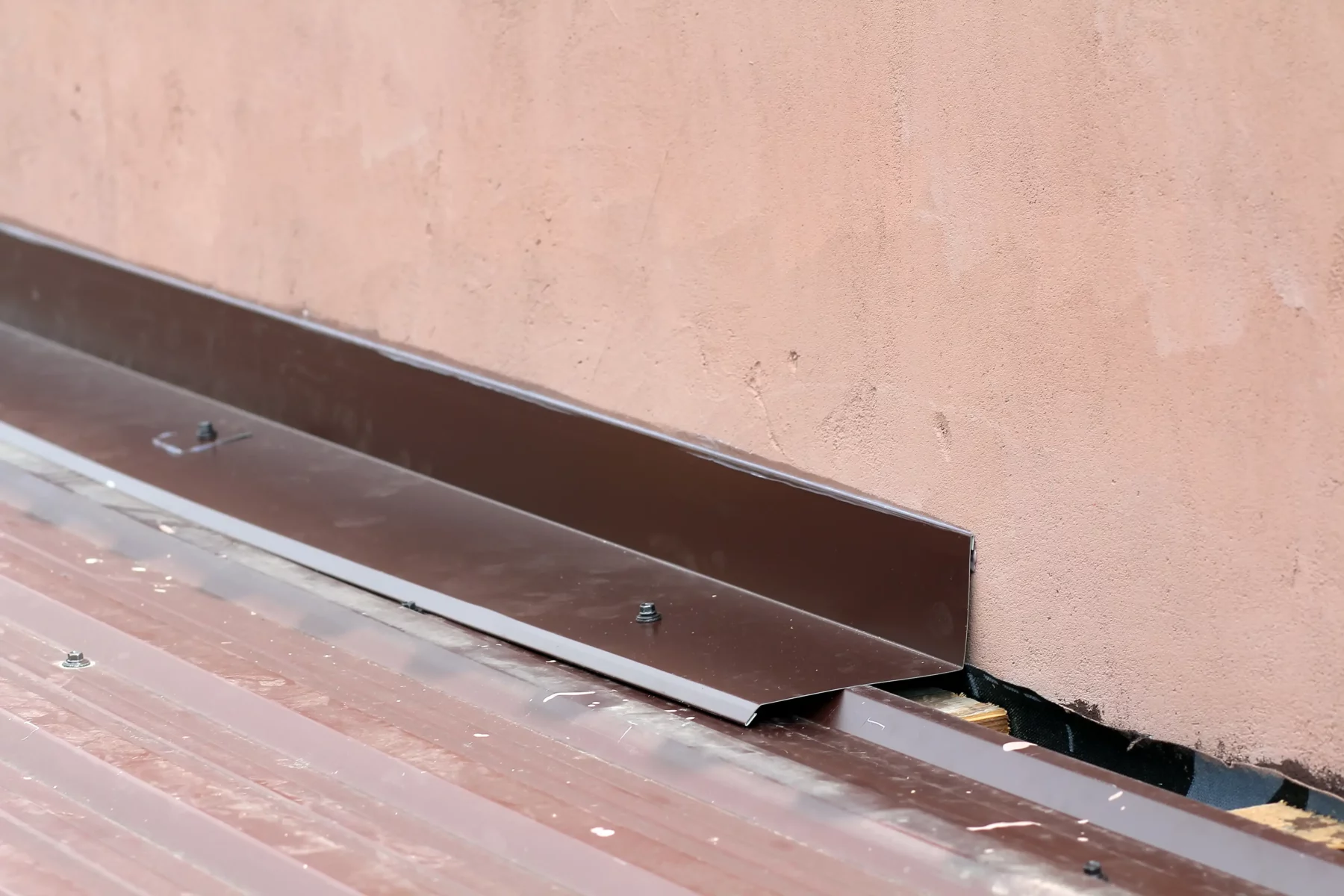 Detailaufnahme eines Metalldachs mit sauberer Verarbeitung