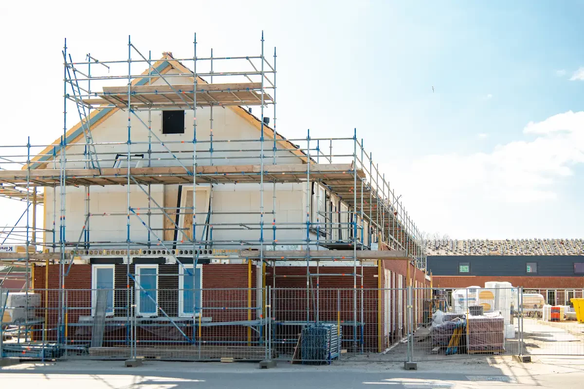 Neubau eines Hauses mit Gerüst und Baufortschritt im Rohbau