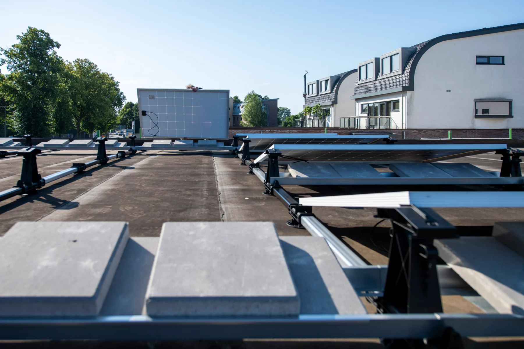 Mehrere Solarmodule auf einem Flachdach