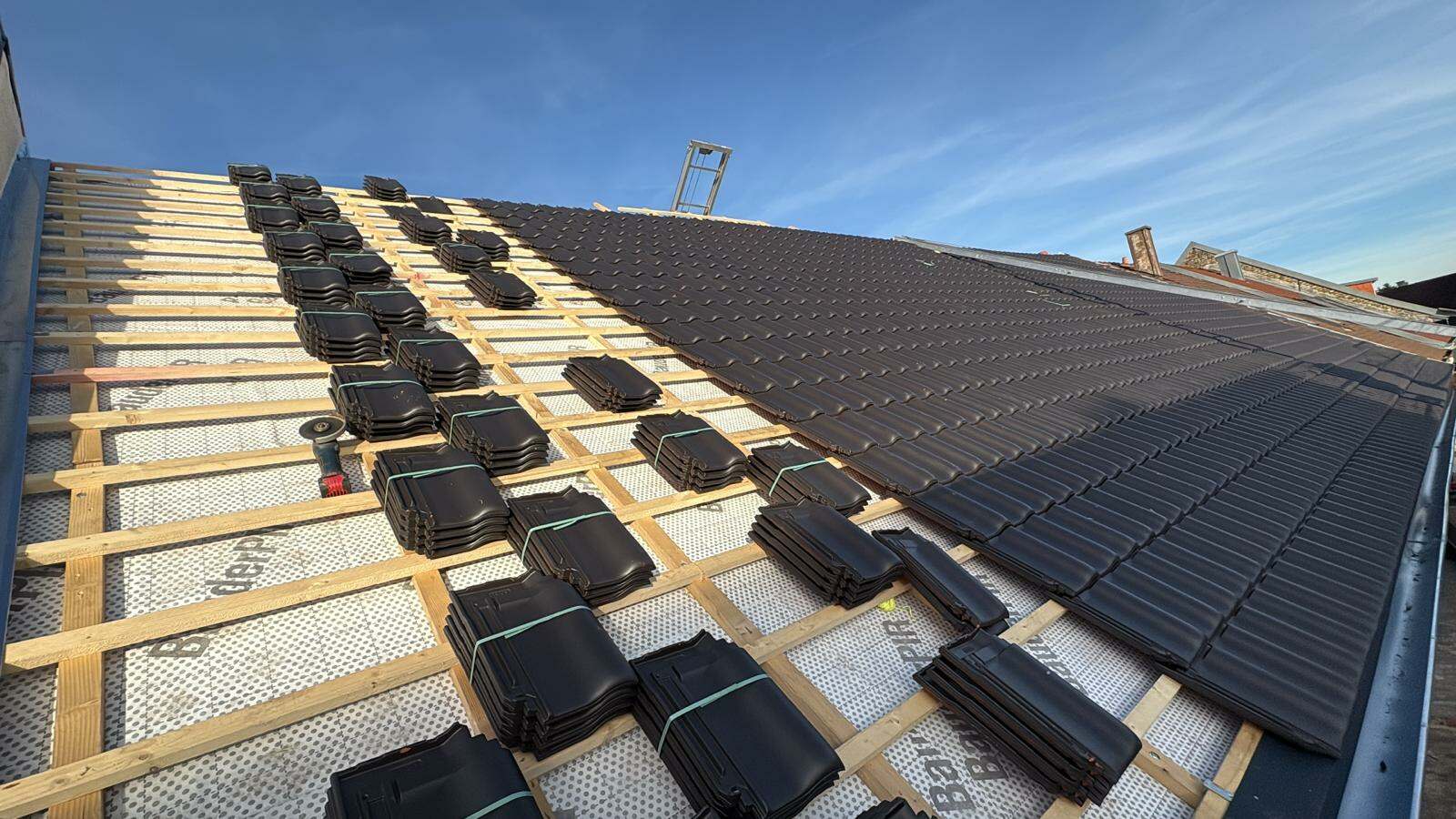 Mehrere Solarmodule auf einem Hausdach in Reihen montiert