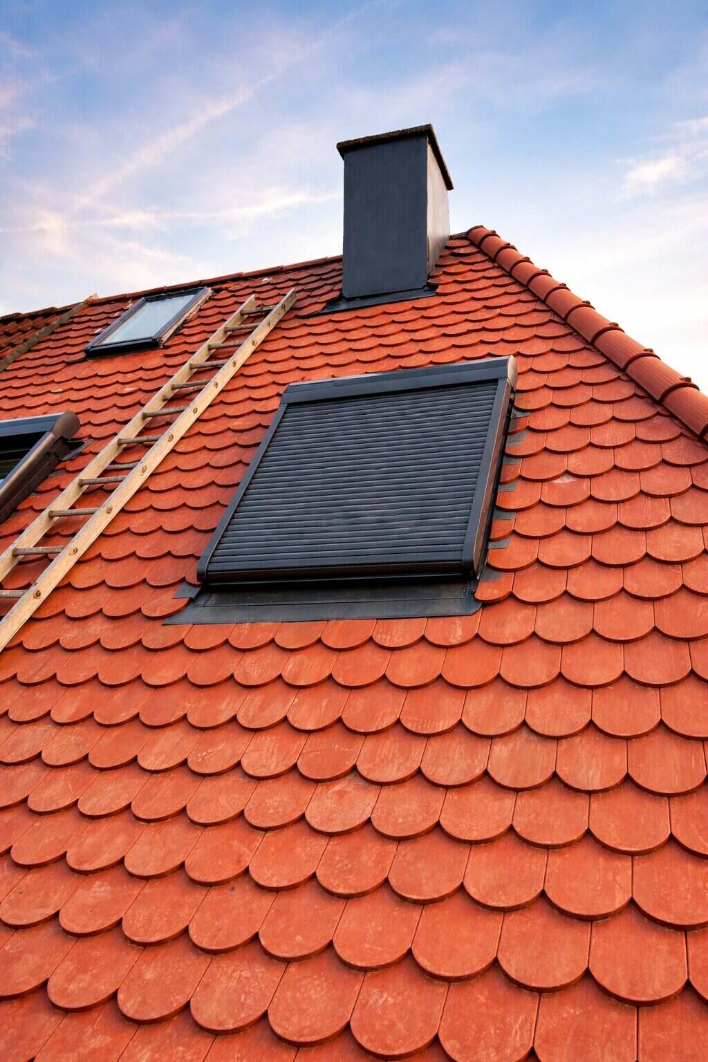 Solarpanel auf einem roten Ziegeldach in Nahaufnahme